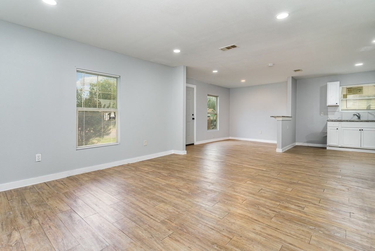 1322 Galloway Ave - Photo 2 of 11