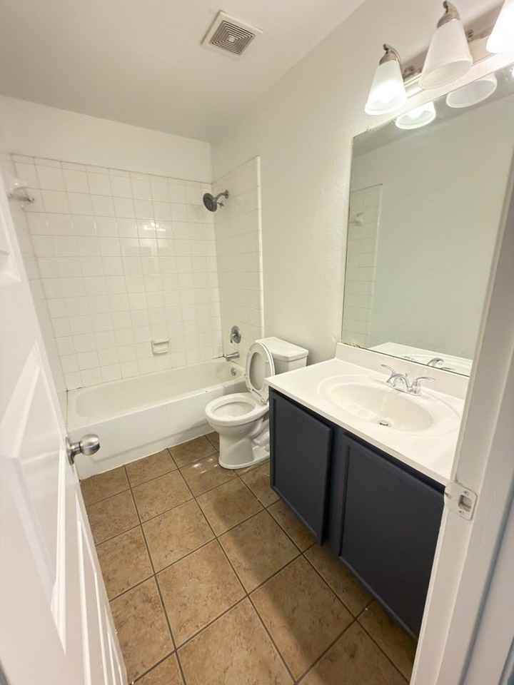9409 Goldenview Dr - Photo 4 of 14