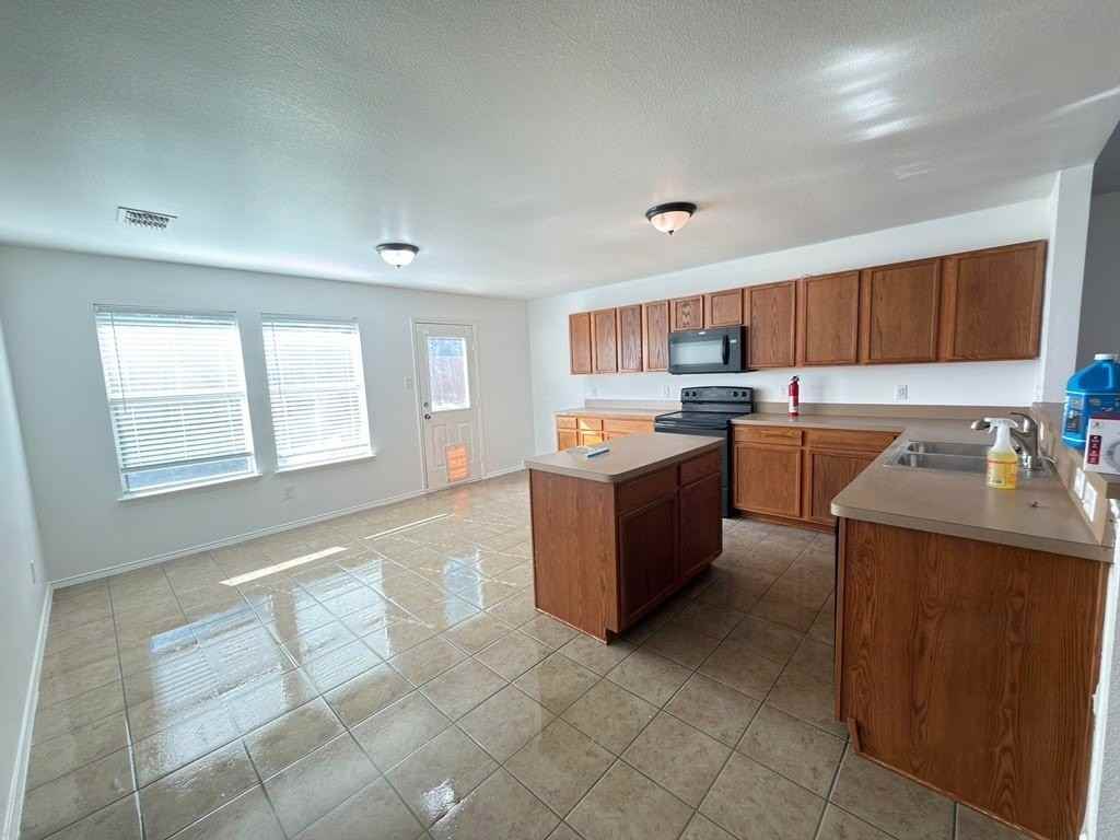 9409 Goldenview Dr - Photo 6 of 14
