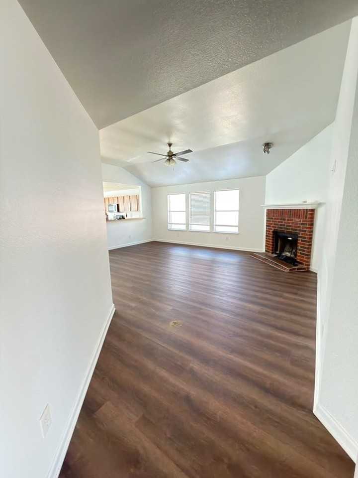 9409 Goldenview Dr - Photo 7 of 14