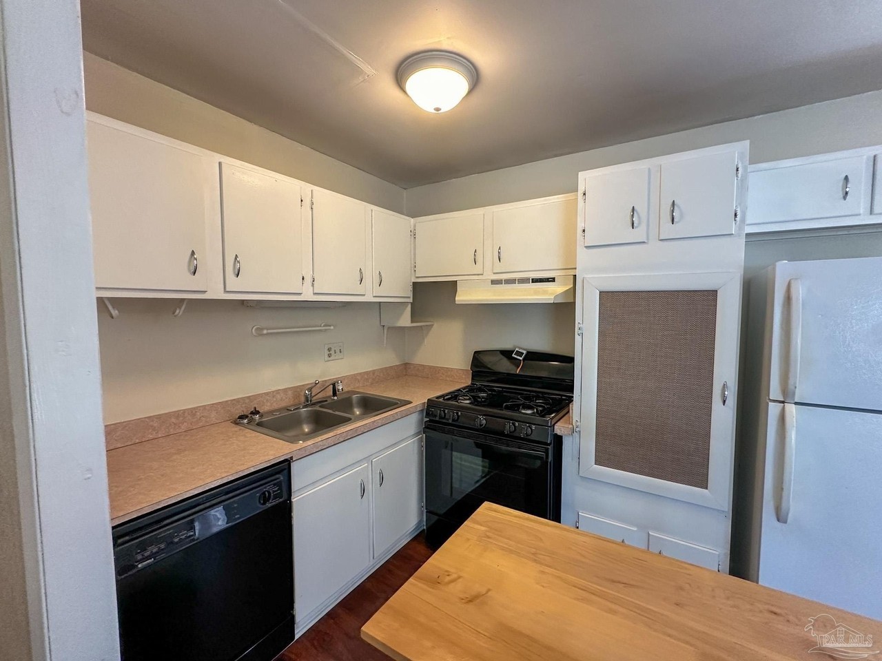 279 Airport Blvd - Photo 6 of 17