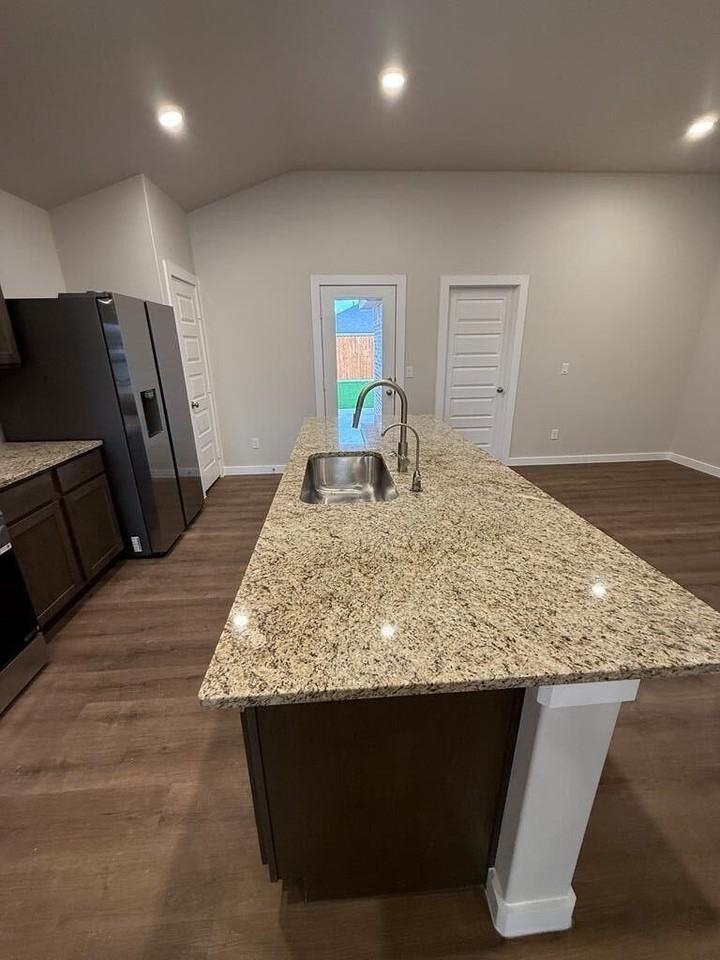2512 Copperhead Rd - Photo 5 of 10