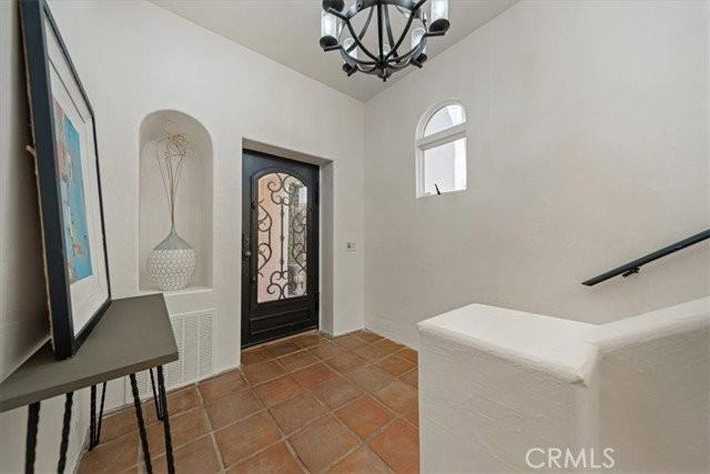 1046 Oro St - Photo 3 of 7