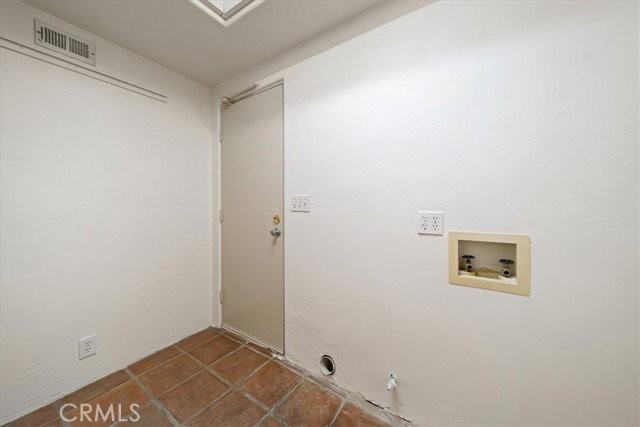 1046 Oro St - Photo 4 of 7
