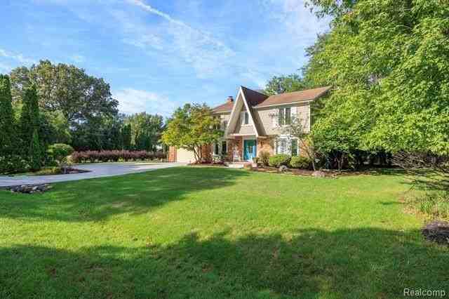 5476 Van Ness Dr - Photo 3 of 48