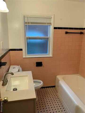 17241 Shaftsbury Ave - Photo 6 of 22