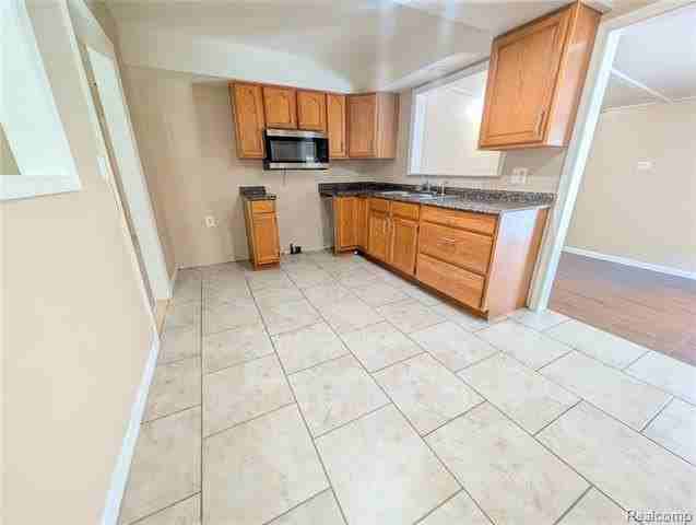 15870 Allen Rd - Photo 6 of 14