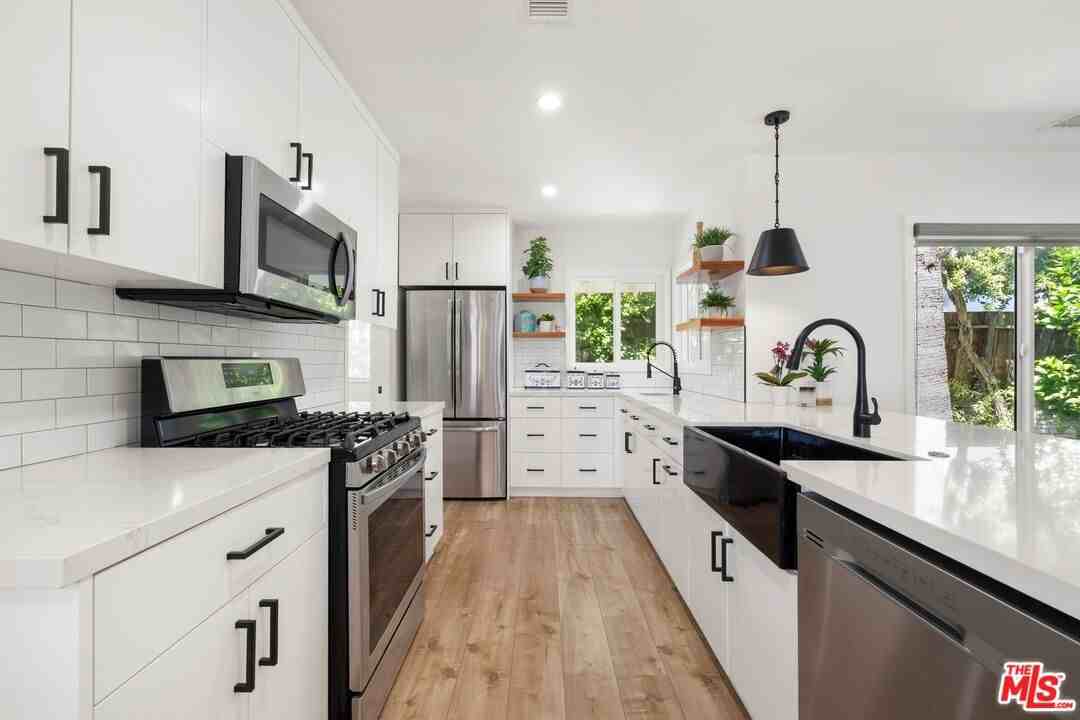 16141 Dickens St - Photo 4 of 8