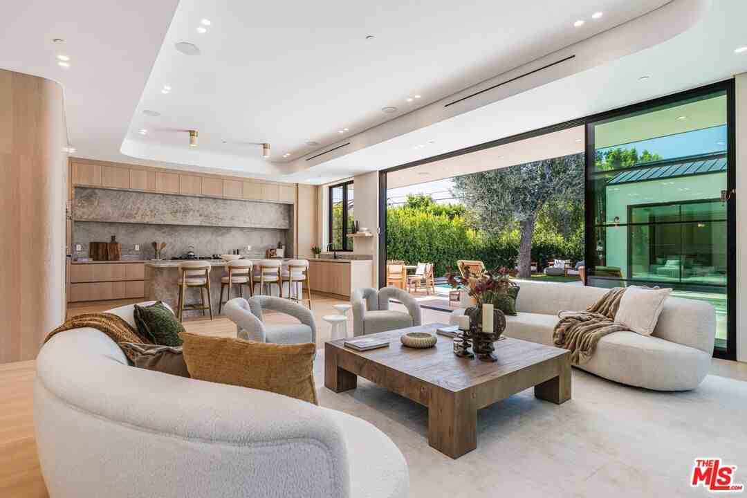 16723 La Maida St - Photo 2 of 8