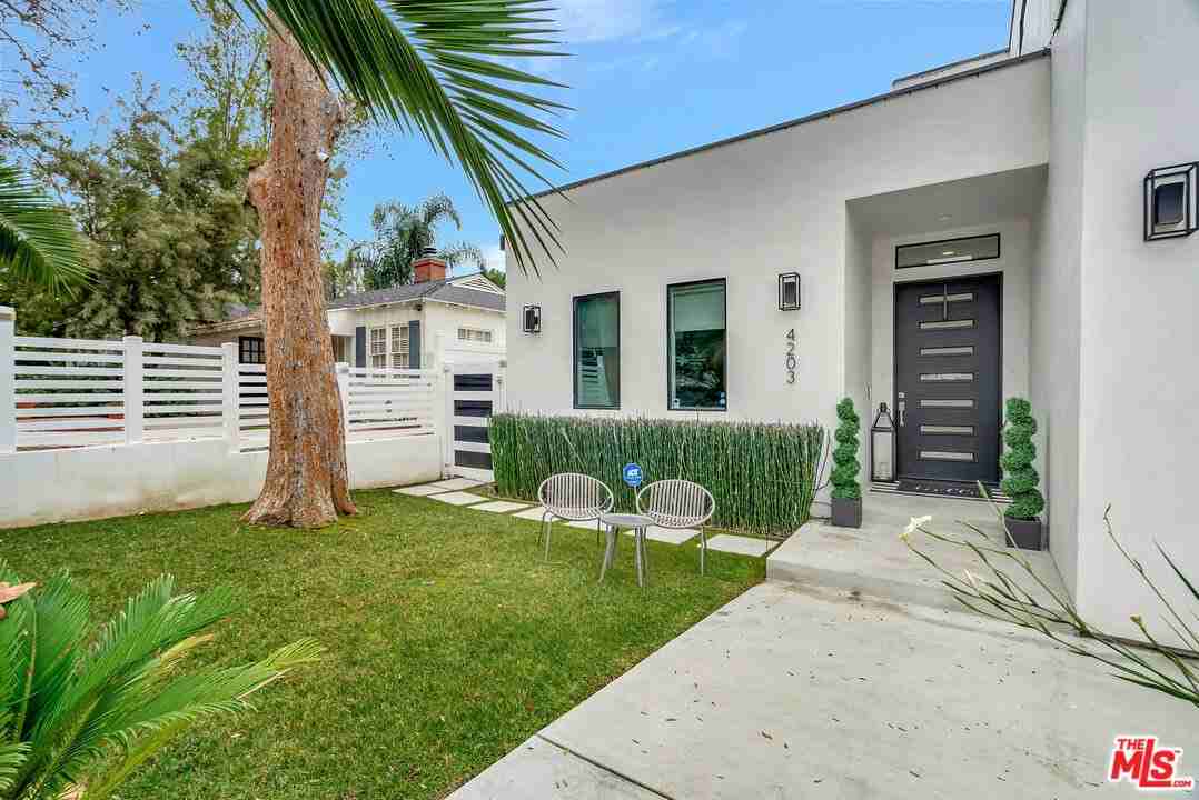 4203 Saugus Ave - Photo 2 of 8