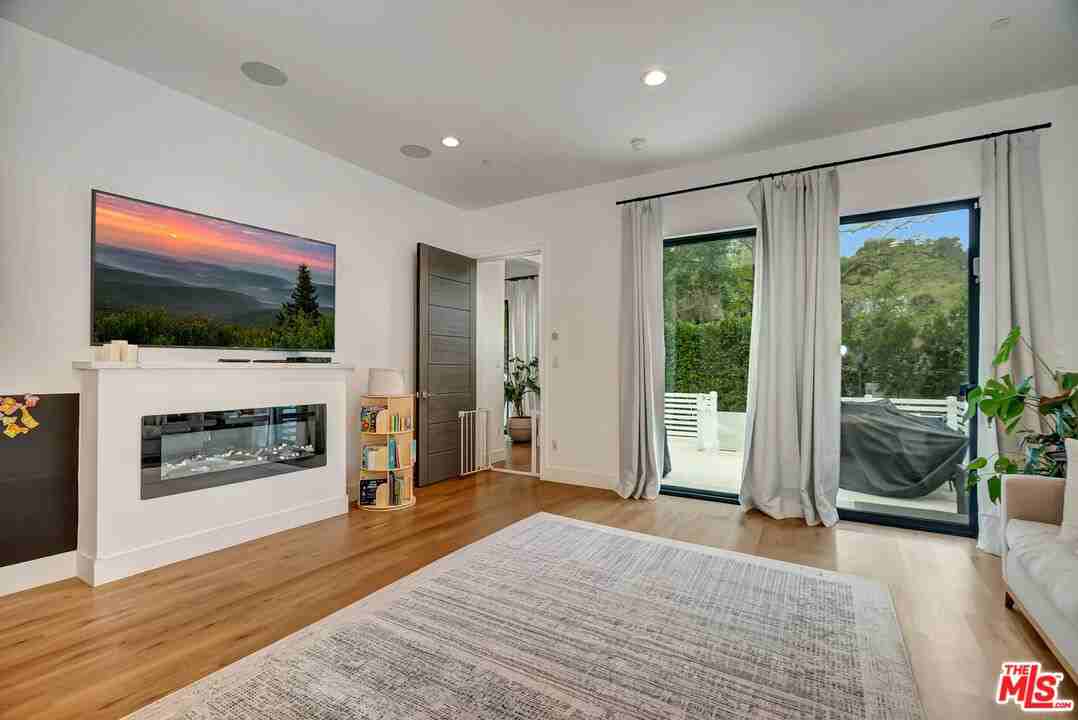 4203 Saugus Ave - Photo 3 of 8