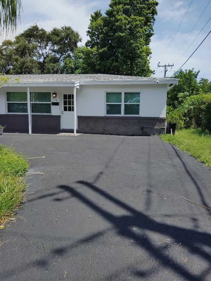 828 Prosperity Farms Rd