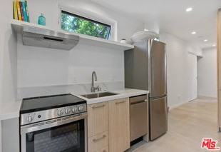 1352 Pacific St #B - Photo 4 of 8