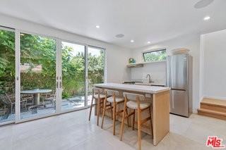 1352 Pacific St #B - Photo 5 of 8