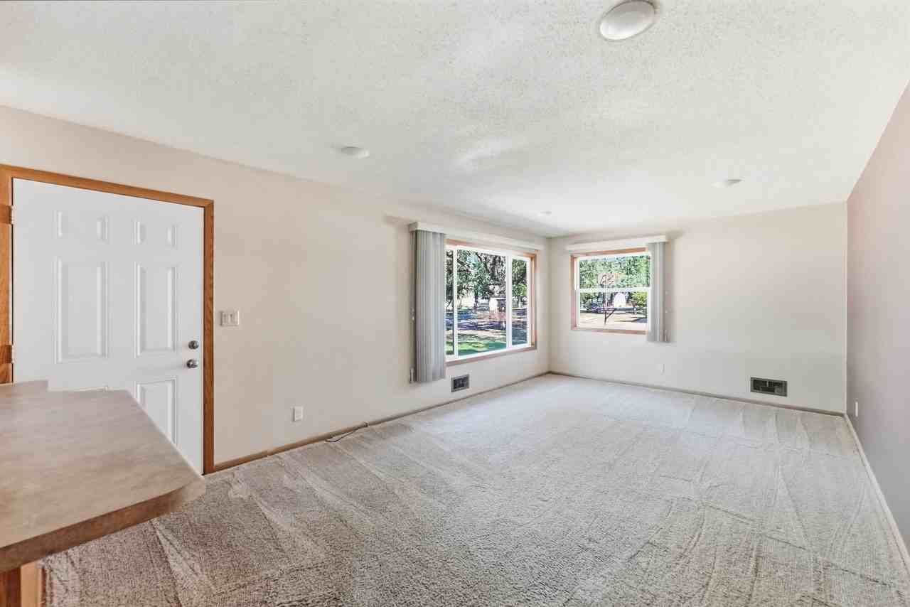 80 Woodhill Rd - Photo 3 of 36