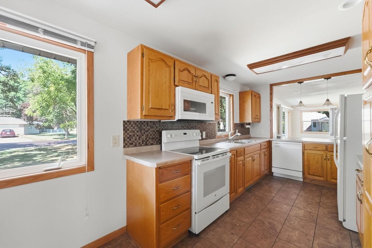 80 Woodhill Rd - Photo 7 of 36