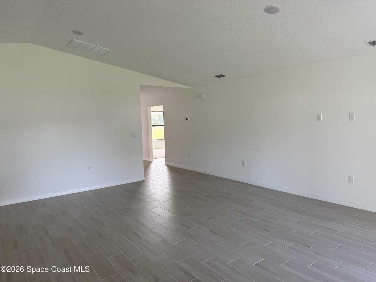 792 Geary St Sw - Photo 4 of 11