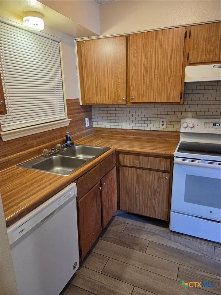 900 Ticonderoga Dr - Photo 3 of 12