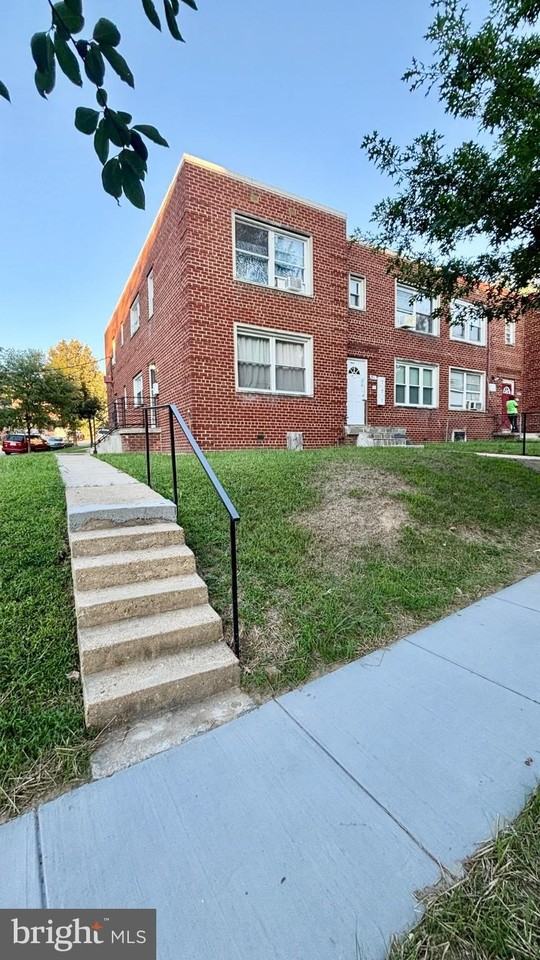 400 Chaplin St Se - Photo 2 of 6