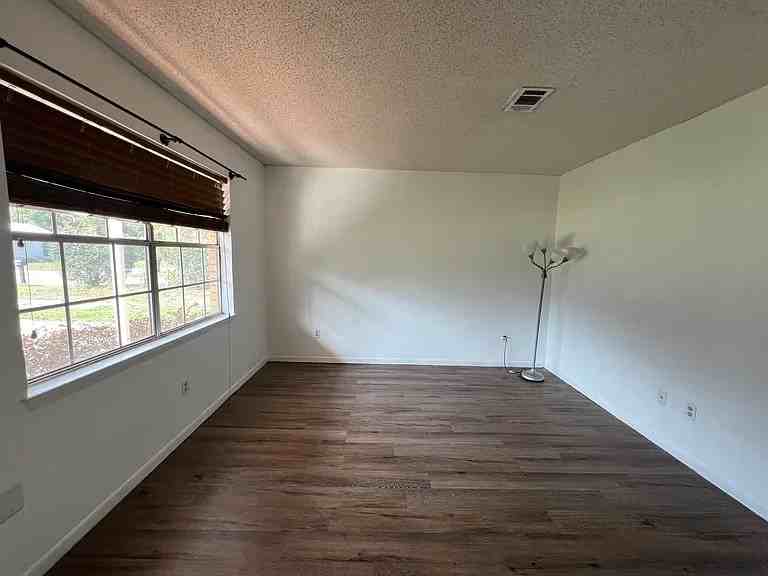4216 Eleanor St - Photo 3 of 8