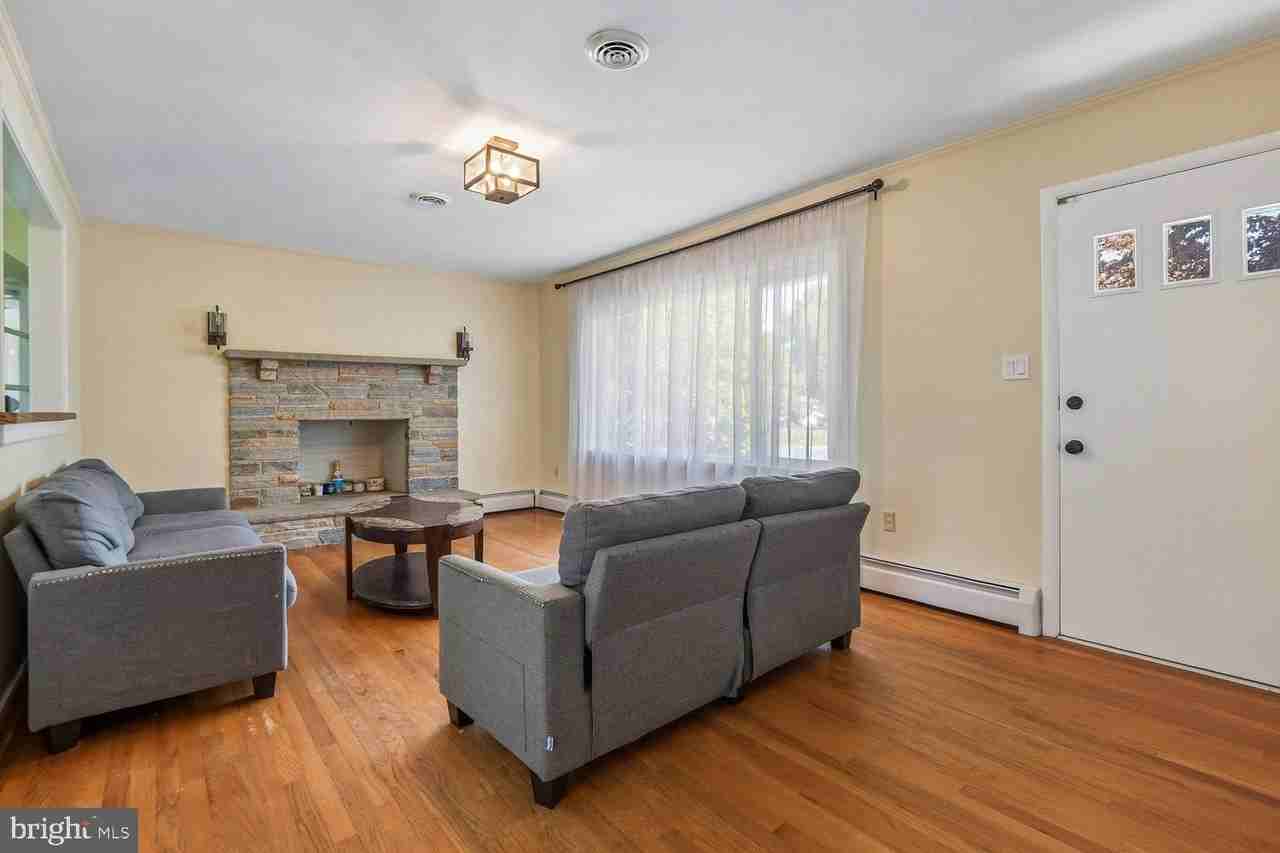 1042 S Carroll St - Photo 2 of 40