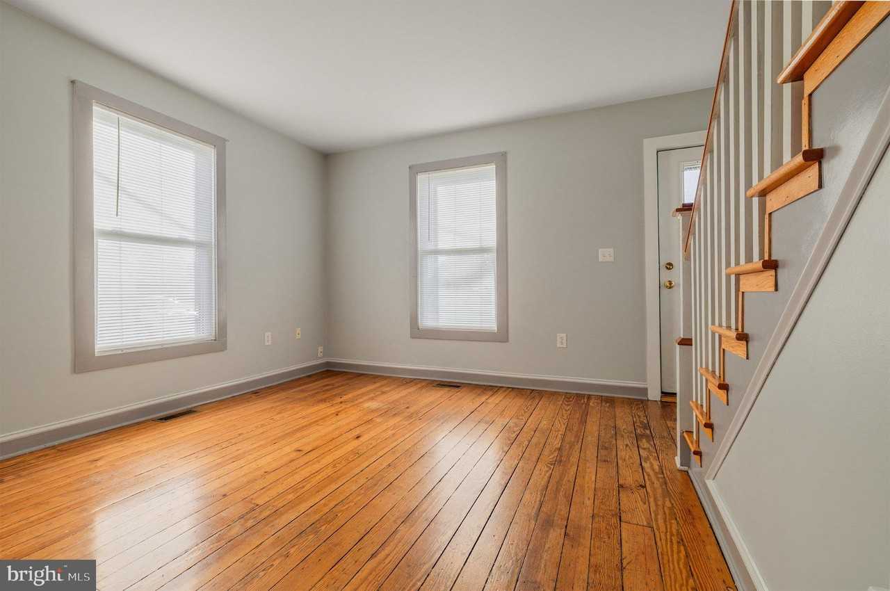 108 Vine St - Photo 4 of 11