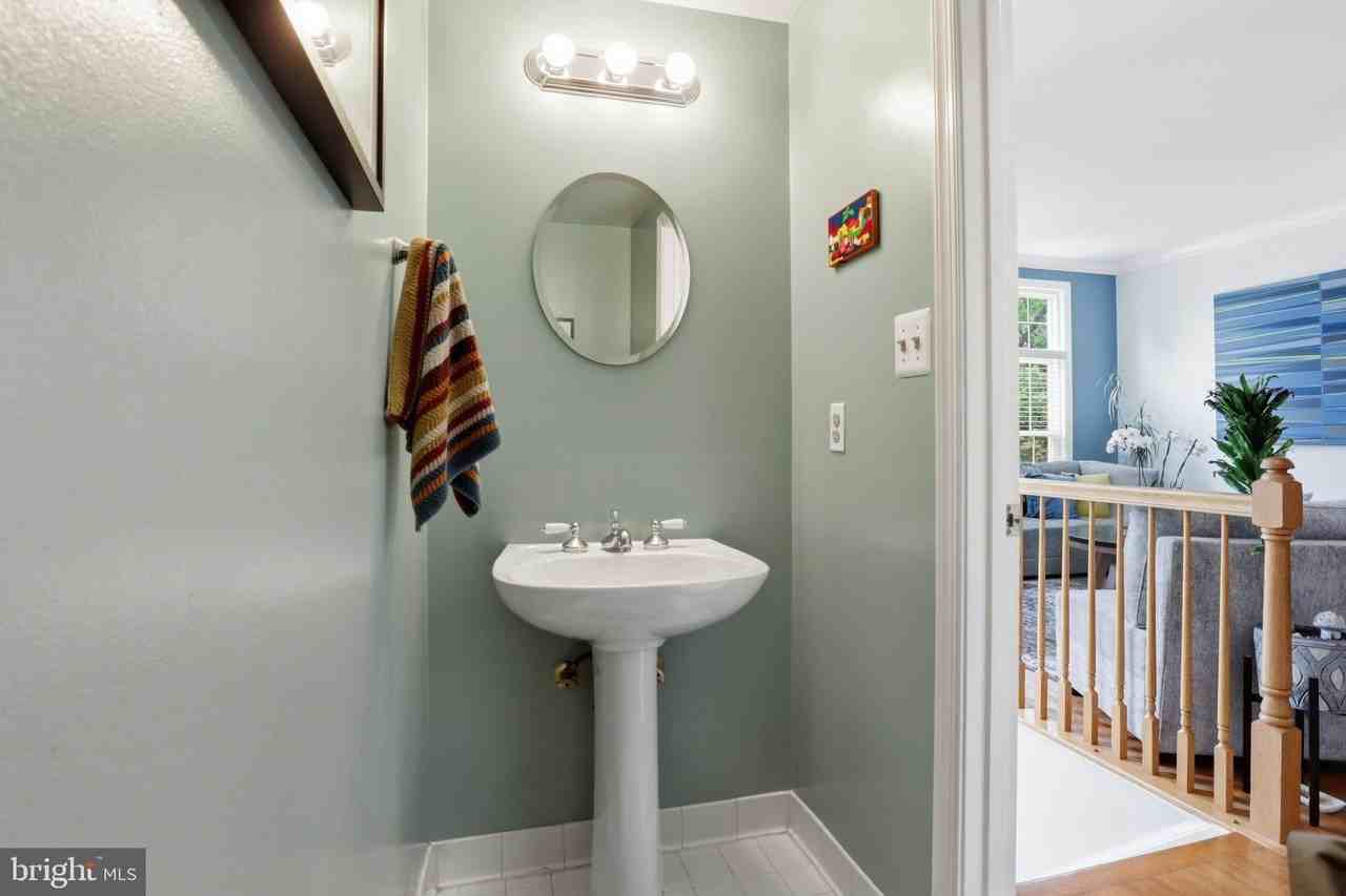 3903 Elbert Ave - Photo 5 of 32