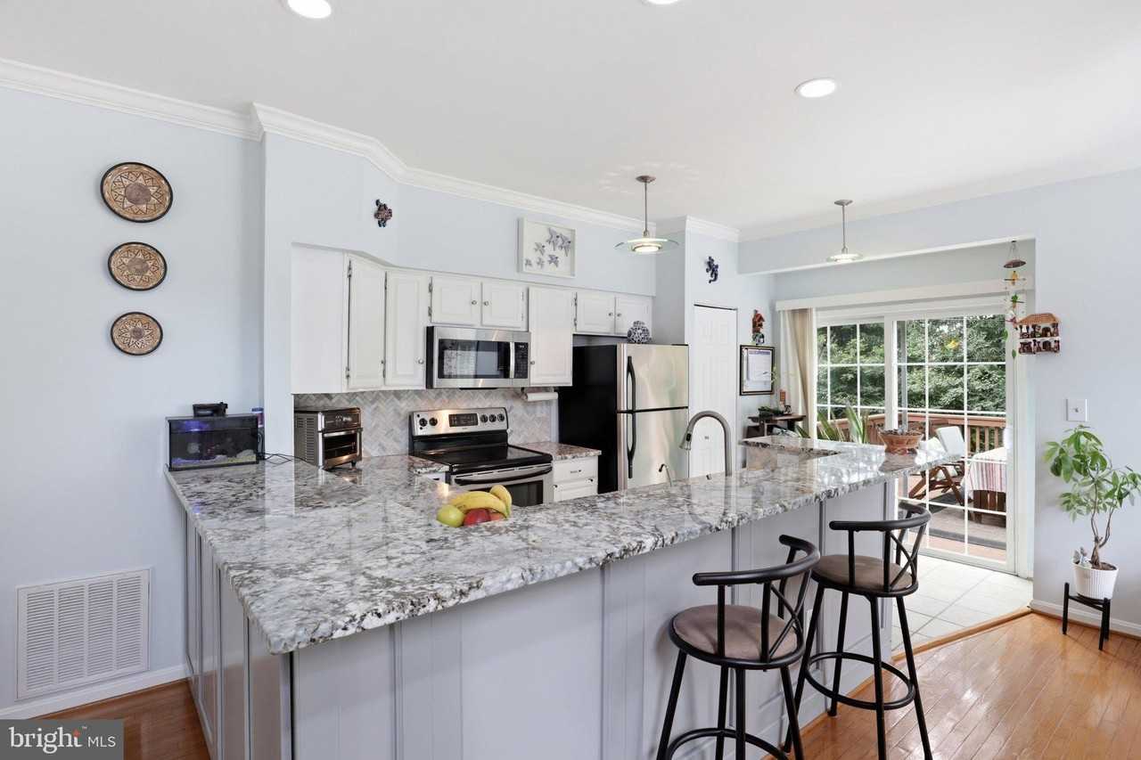 3903 Elbert Ave - Photo 7 of 32