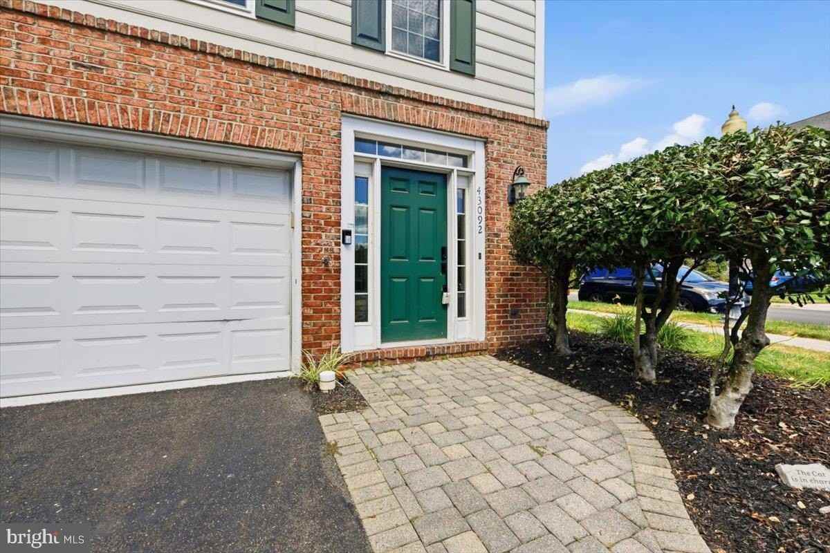 43092 Francis Sq - Photo 3 of 50