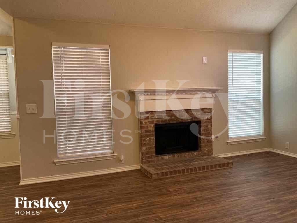 1265 Bedford Ln - Photo 2 of 13