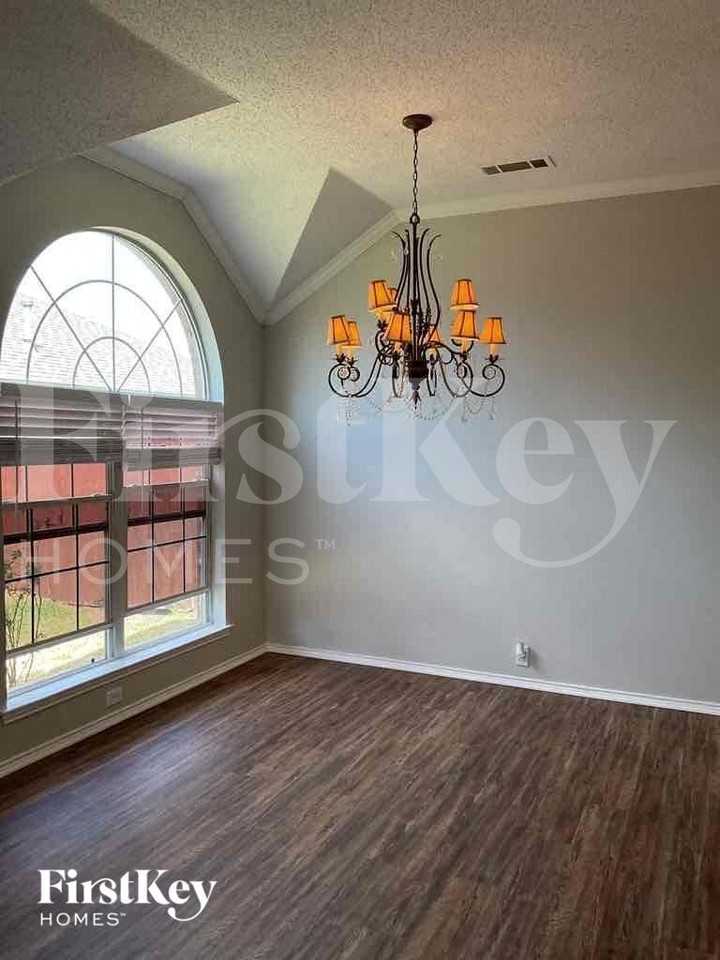 1265 Bedford Ln - Photo 3 of 13