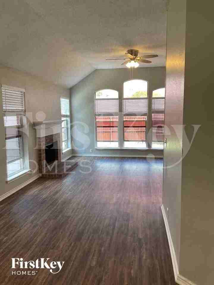 1265 Bedford Ln - Photo 4 of 13
