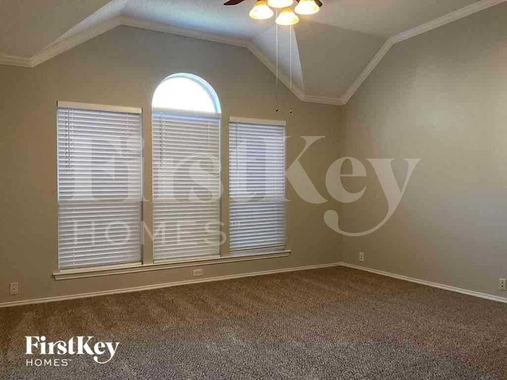 1265 Bedford Ln - Photo 7 of 13