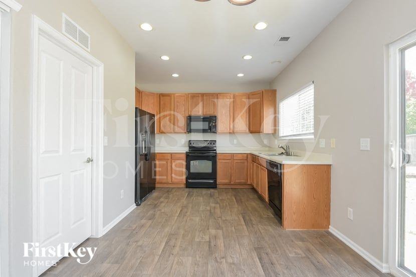 209 Stockwell St - Photo 6 of 15