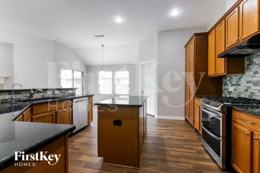 843 Ridgecrest Rd - Photo 7 of 15