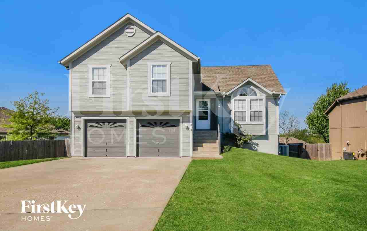 812 Emerson Dr - Photo 2 of 15