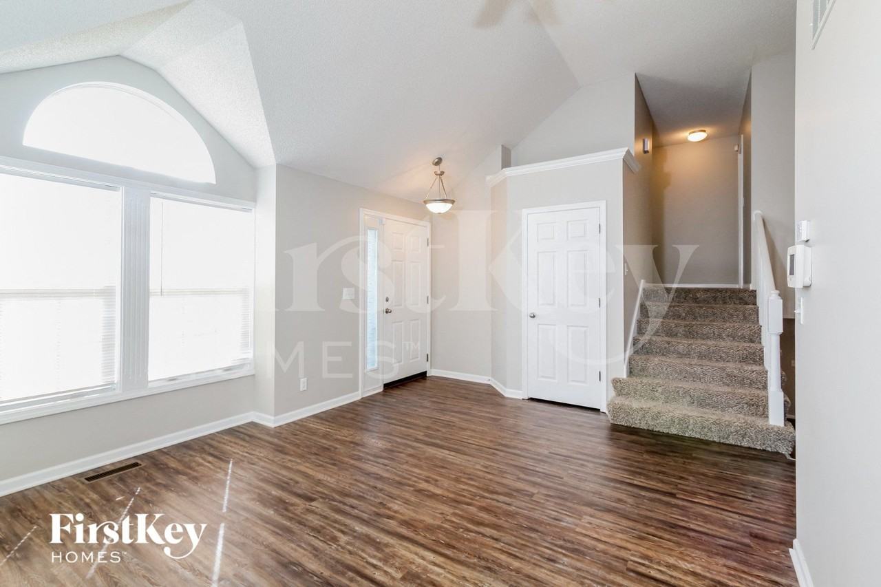 812 Emerson Dr - Photo 3 of 15