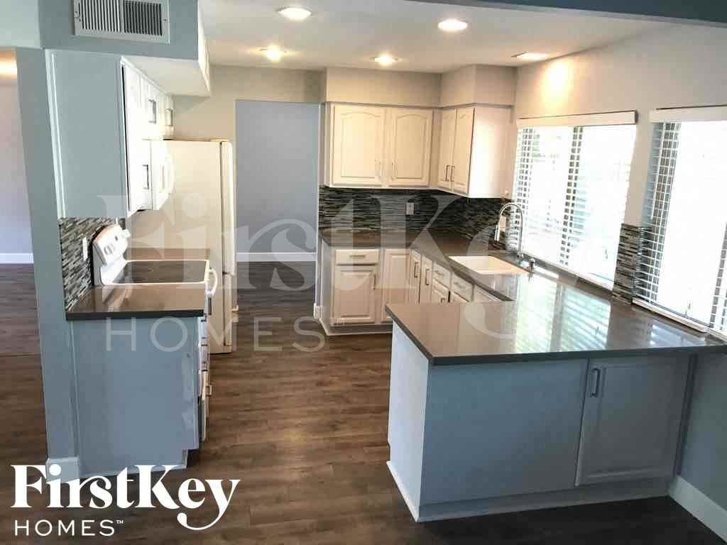 15444 N 23rd Ave - Photo 3 of 14
