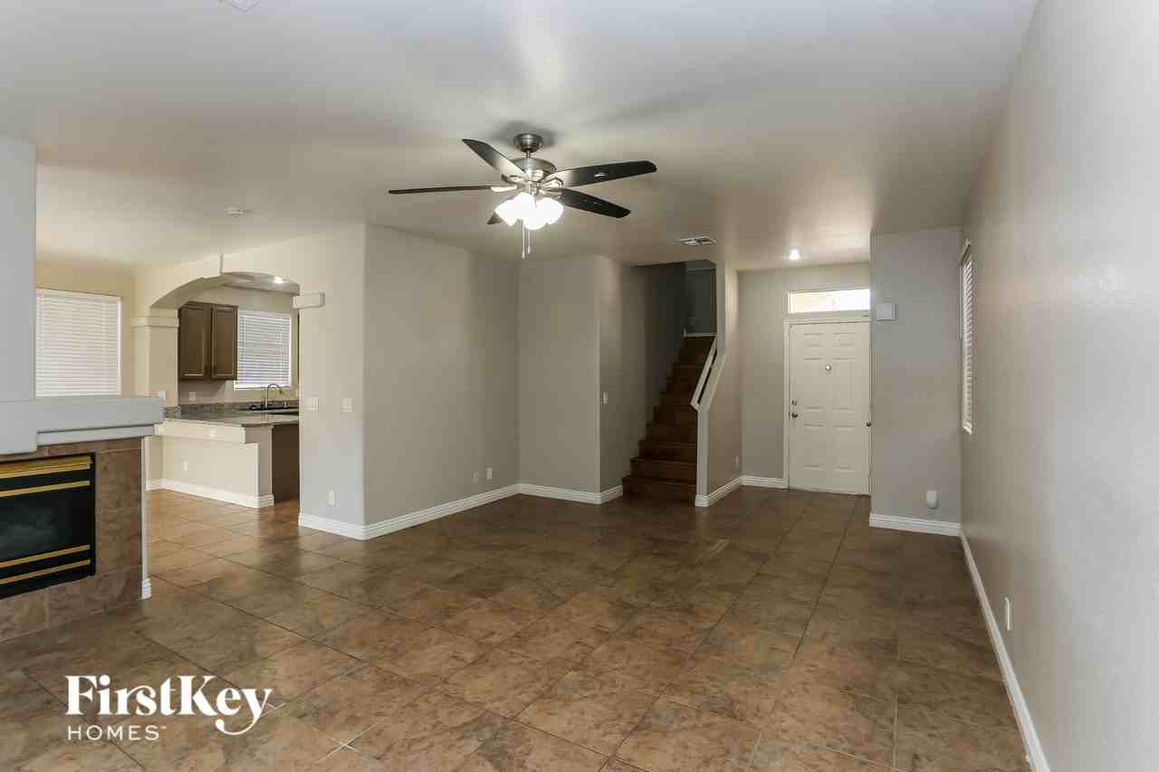 8912 Chenin Ave - Photo 3 of 15