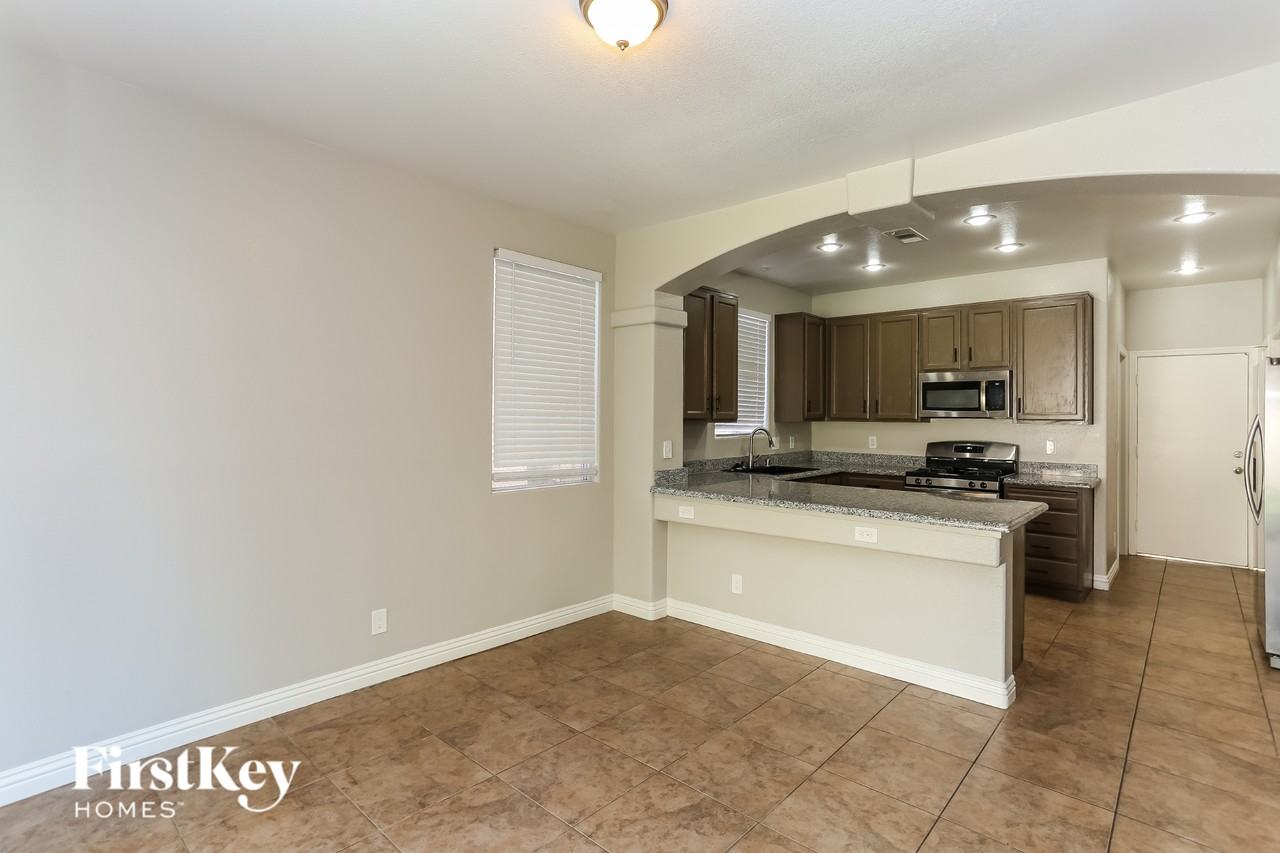8912 Chenin Ave - Photo 4 of 15
