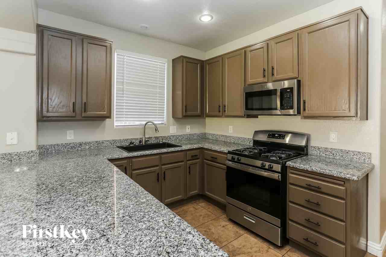 8912 Chenin Ave - Photo 5 of 15