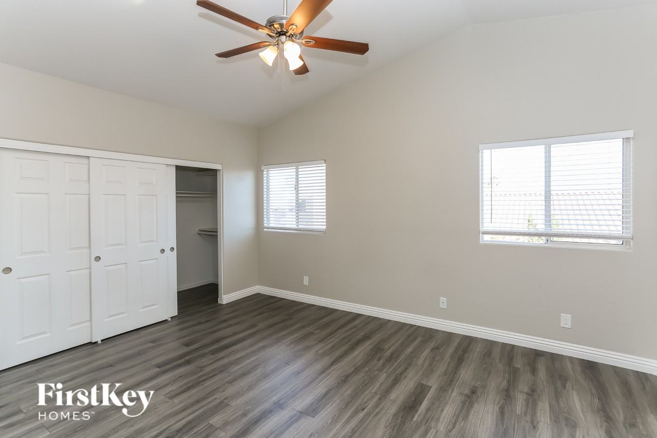 8912 Chenin Ave - Photo 6 of 15
