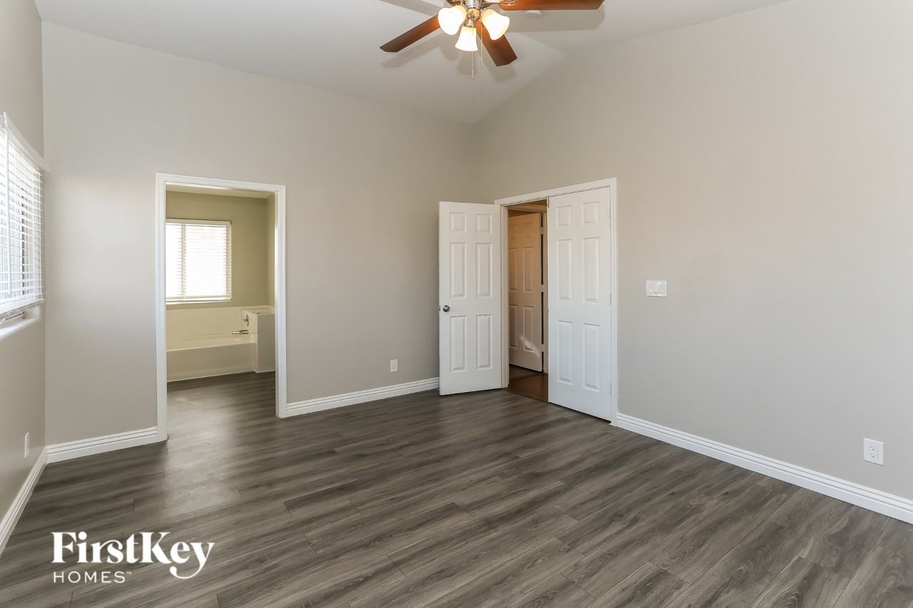 8912 Chenin Ave - Photo 7 of 15