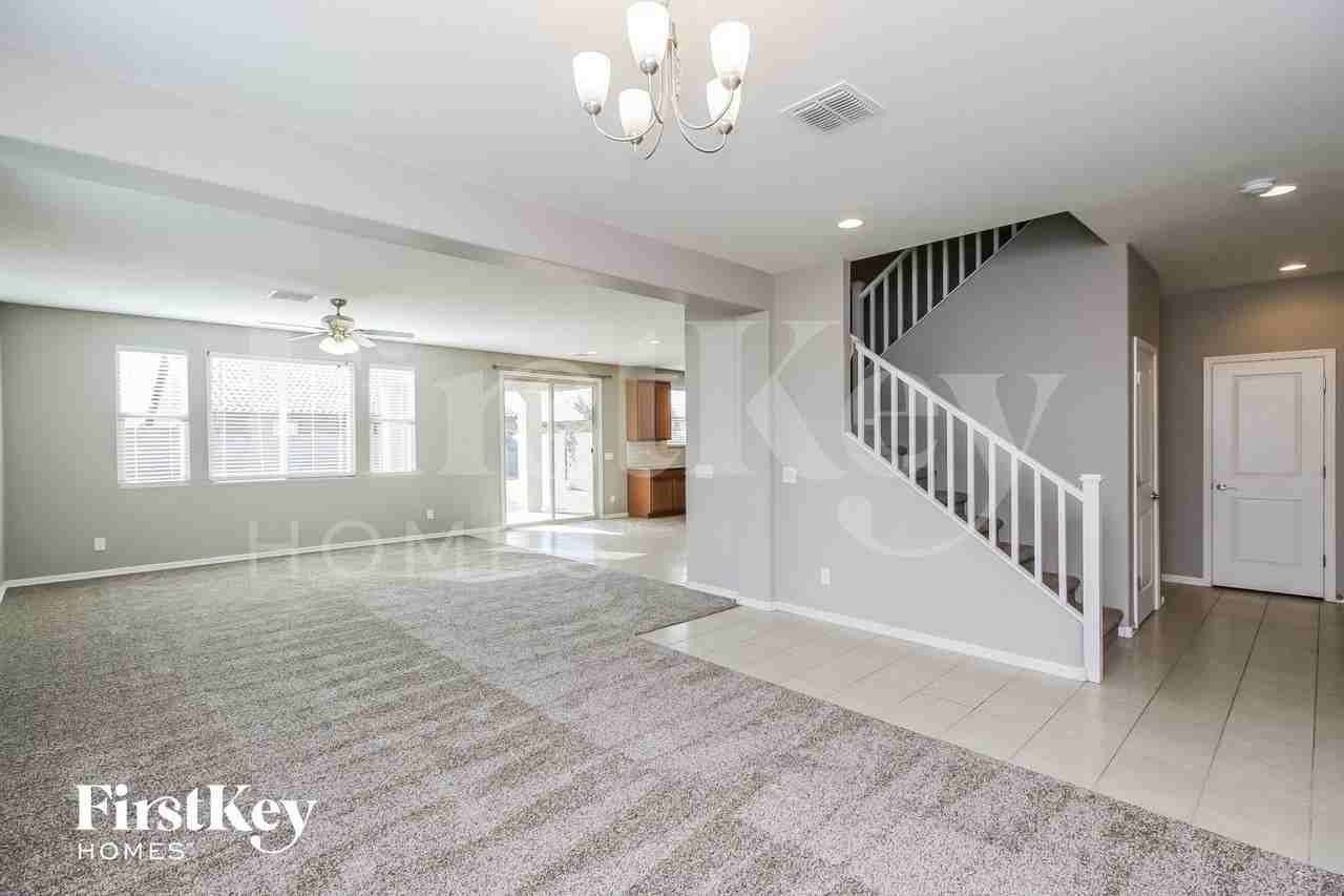 2017 W Tobias Way - Photo 4 of 15