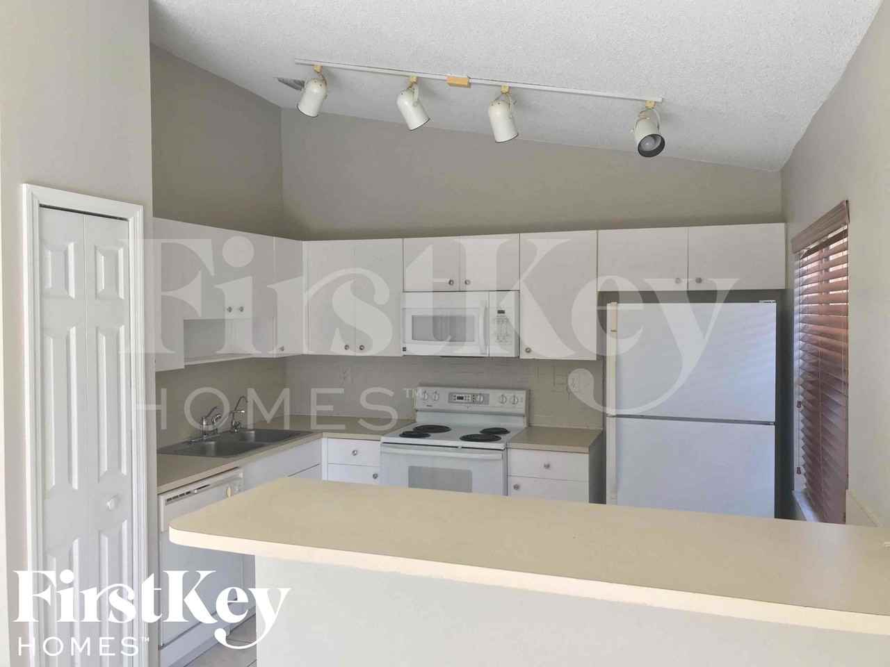 15856 Swstreet - Photo 4 of 16
