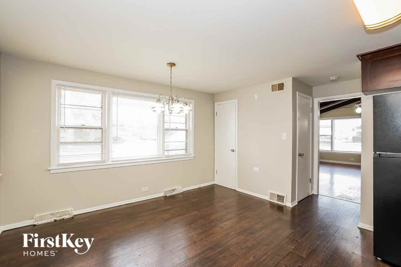 10100 Lawrence Ct - Photo 4 of 16