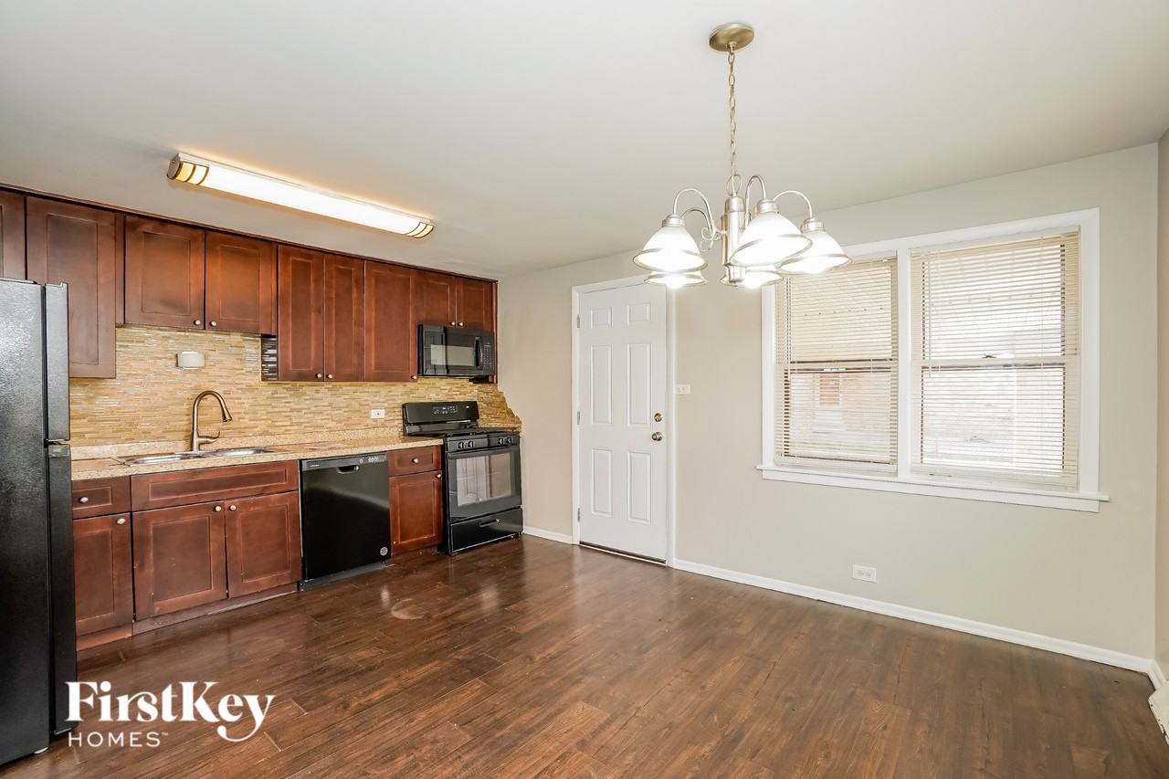 10100 Lawrence Ct - Photo 5 of 16