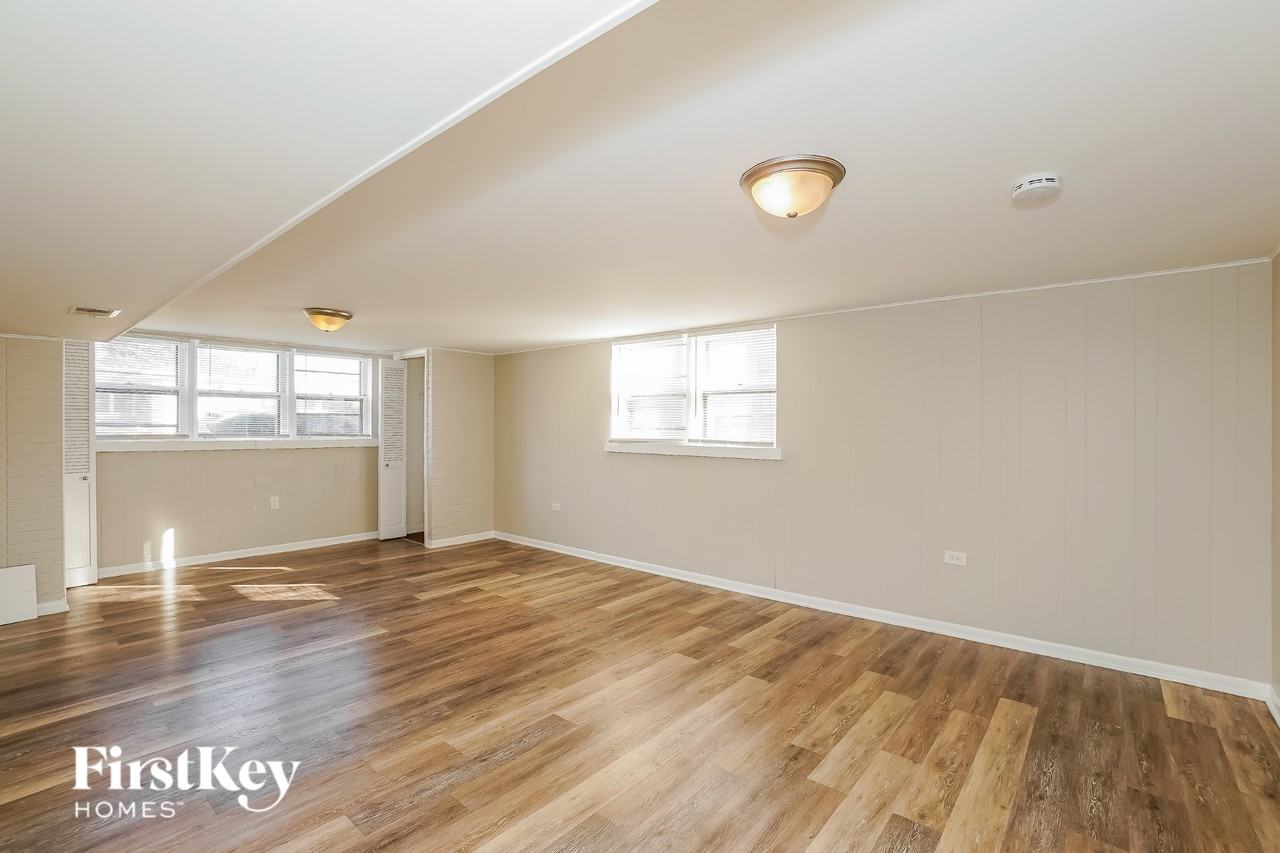 10100 Lawrence Ct - Photo 6 of 16