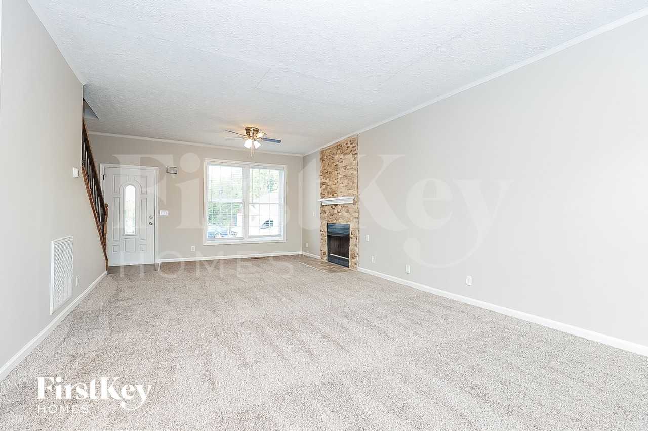 1629 Comanche Run - Photo 2 of 14