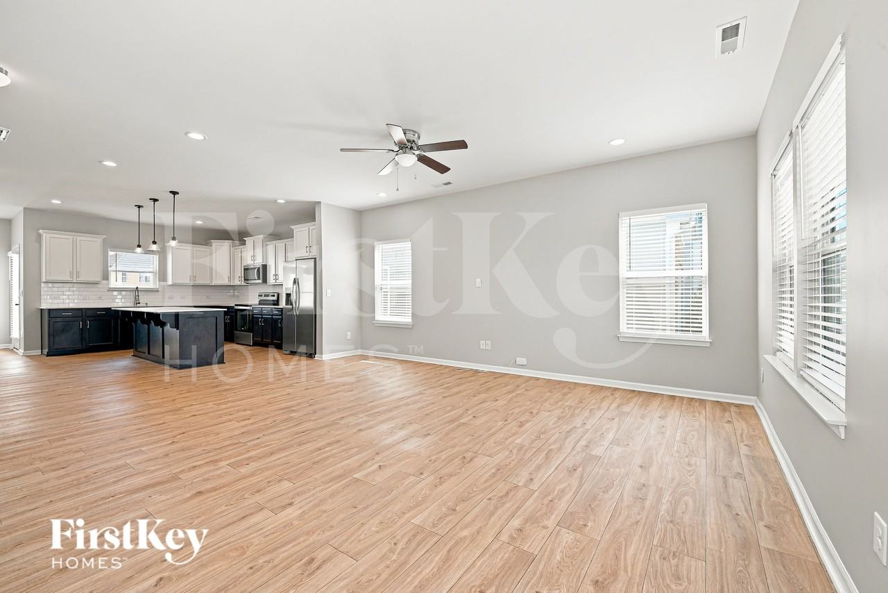 817 Alexander Commons Dr - Photo 2 of 16